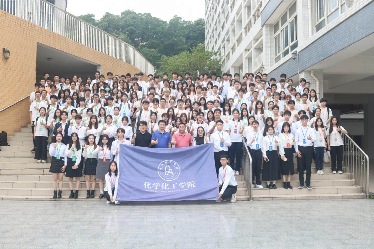 新浦京8883官网登录页面召开2022-2023学年学生干部受聘大会