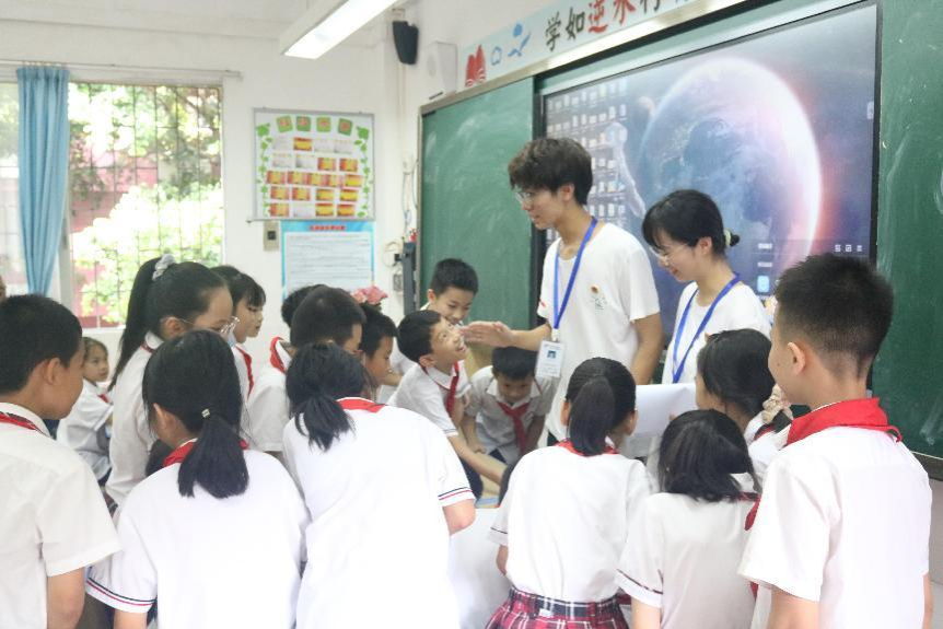 春风化雨，以心连心——仲恺化工“幸福号”服务团“三下乡”开展义教活动